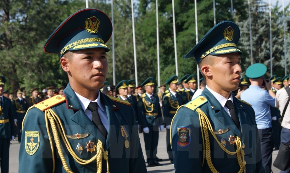 Форма киргизия. Военный институт Вооруженных сил Кыргызской Республики. Парадная форма офицеров Кыргызской Республики. Генерал Субанов Мырзакан. Форма армии Кыргызстана.