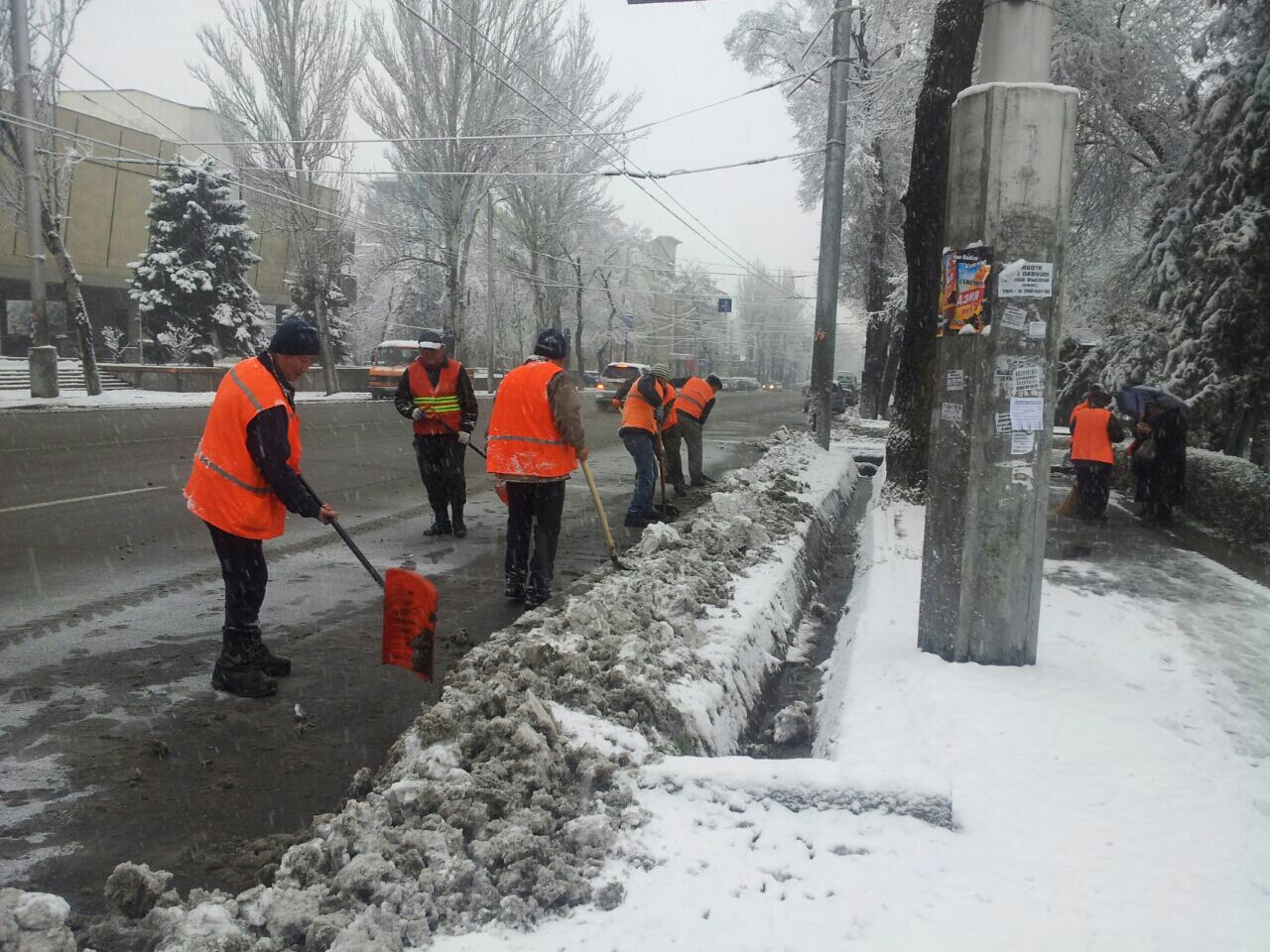 Уборка тротуаров от снега. Тазалык. Уборка улиц от снега. Муниципальное предприятие Тазалык. Очистка тротуаров от снега механизированным способом.