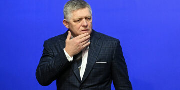 epa12731939 Slovakia's Prime Minister Robert Fico (L) gestures next to Lithuania's President Gitanas Nauseda (R) during a working session as part of the Informal EU Leaders' Retreat at the Alden Biesen Castle, central Belgium, 12 February 2026.  EPA/NICOLAS TUCAT / POOL