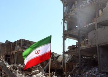 TEHRAN (IRAN(Islamic Republic Of)), 03/03/2026.- Iranian national flag placed next to a damaged building around Ferdowsi Square after an airstrike in central Tehran, Iran, 03 March 2026. A joint Israeli and US military operation continues to target multiple locations across Iran since the early hours of 28 February 2026. (Teherán) EFE/EPA/ABEDIN TAHERKENAREH