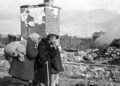 264 25.03.1942 Великая Отечественная война 1941-1945 годов. Оборона Москвы. Мирные жители на пепелище родной деревни в Московской области, сожженной немецко-фашистскими оккупантами при отступлении. Леонид Доренский / РИА Новости