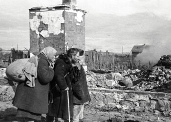 264 25.03.1942 Великая Отечественная война 1941-1945 годов. Оборона Москвы. Мирные жители на пепелище родной деревни в Московской области, сожженной немецко-фашистскими оккупантами при отступлении. Леонид Доренский / РИА Новости