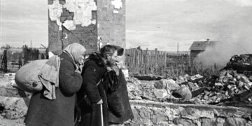 264 25.03.1942 Великая Отечественная война 1941-1945 годов. Оборона Москвы. Мирные жители на пепелище родной деревни в Московской области, сожженной немецко-фашистскими оккупантами при отступлении. Леонид Доренский / РИА Новости